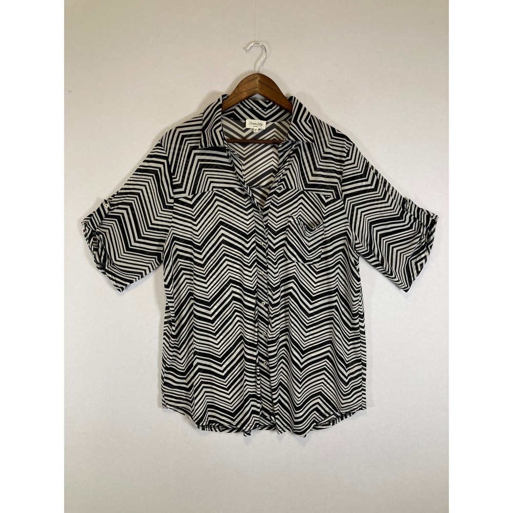 Geometric Mod Siren Lily Women 2X Black White Chevron Roll Tab‎ Button Blouse